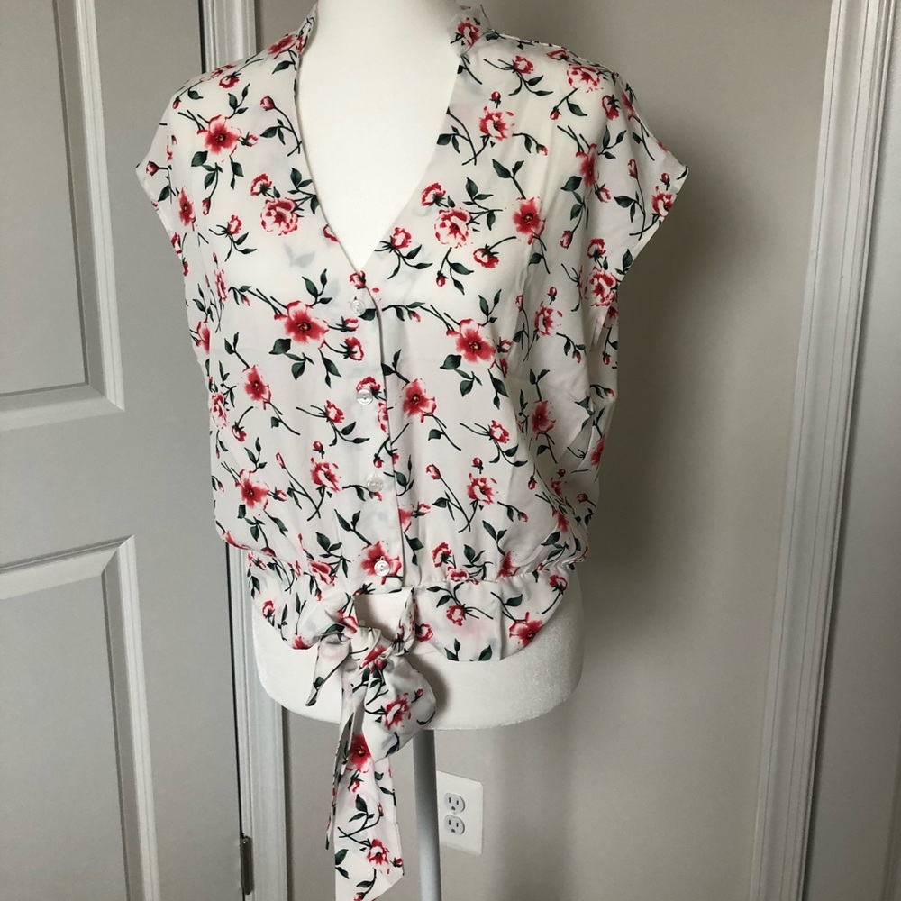 3 for $25 NWT Light Weight Flirty Floral Short Sleeve Top